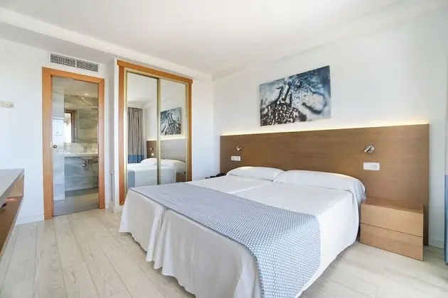 Süit, Balkon, Havuz Manzaralı