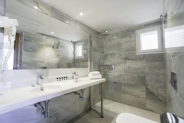 Süit, Balkon, Havuz Manzaralı