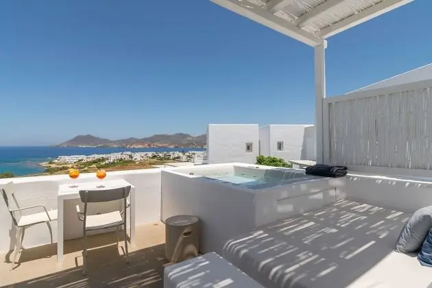 Deluxe room with outdoor jacuzzi and sea view