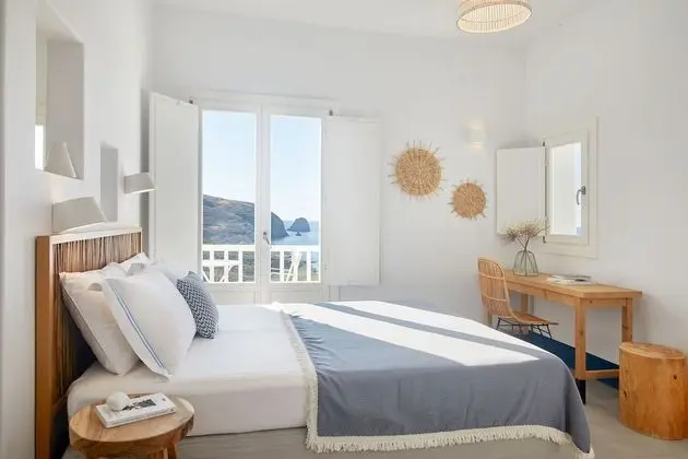 Deluxe room with outdoor jacuzzi and sea view