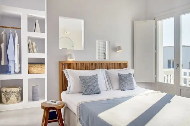Deluxe room with outdoor jacuzzi and sea view
