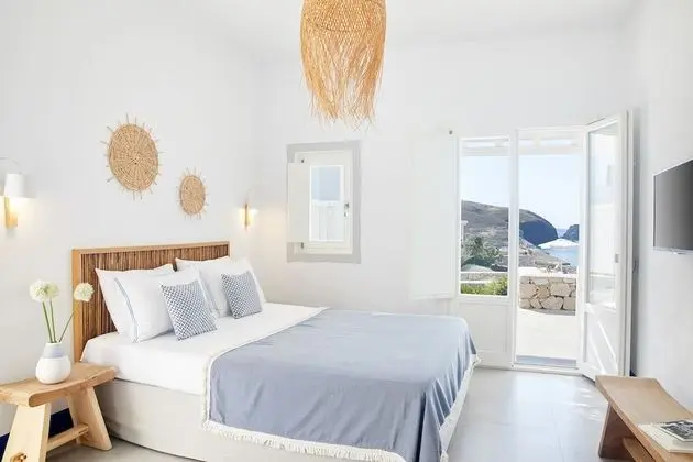 Deluxe room with outdoor jacuzzi and sea view