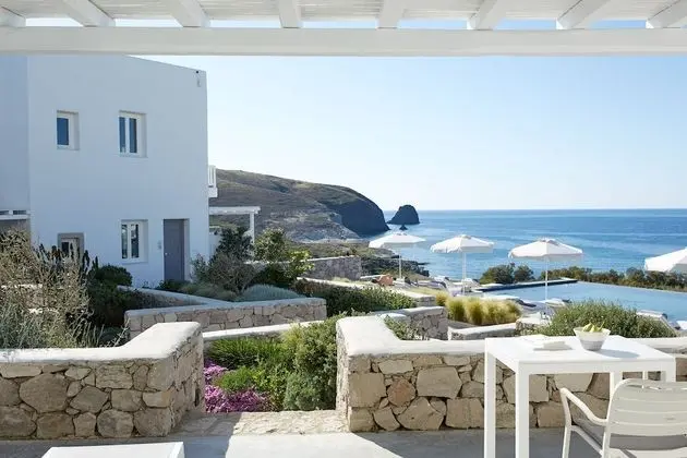 Deluxe room with outdoor jacuzzi and sea view