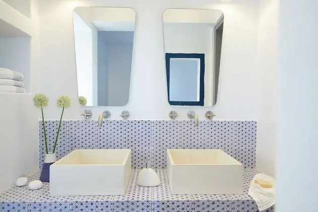 Deluxe room with outdoor jacuzzi and sea view