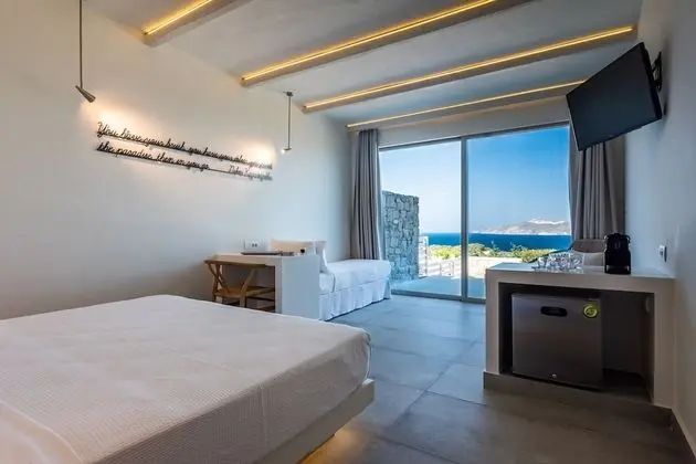Deluxe Triple Suite with outdoor private pool and sea view