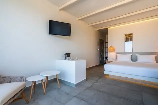Deluxe Triple Suite with outdoor private pool and sea view