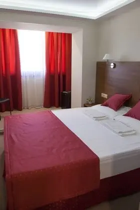 Büyük Yataklı Tek Kişilik Oda