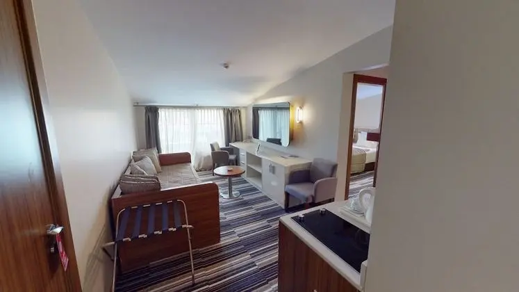 KING SUITE ROOM