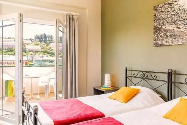 Tek Büyük veya İki Ayrı Yataklı Oda, Balkon