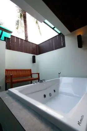 Delüks Süit, Jakuzili (Jacuzzi Lover Deluxe)