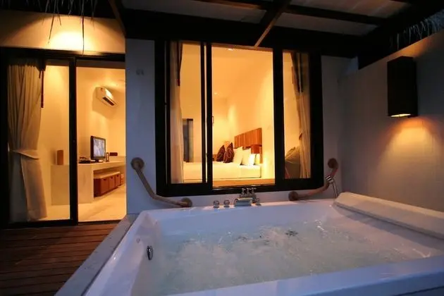 Delüks Süit, Jakuzili (Jacuzzi Lover Deluxe)