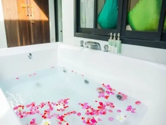 Delüks Süit, Jakuzili (Jacuzzi Lover Deluxe)