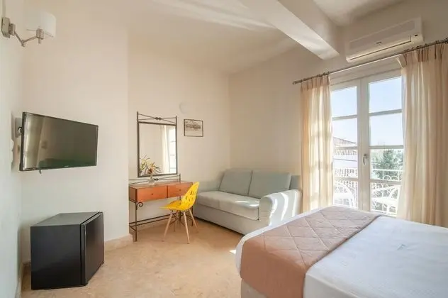 Tek Büyük veya İki Ayrı Yataklı Oda, Balkon, Bahçe Manzaralı