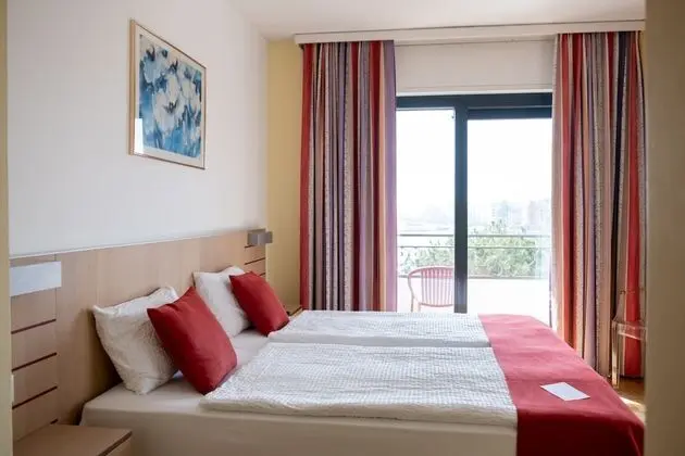 Panoramic Tek Büyük Yataklı Oda, Balkon, Göl Manzaralı