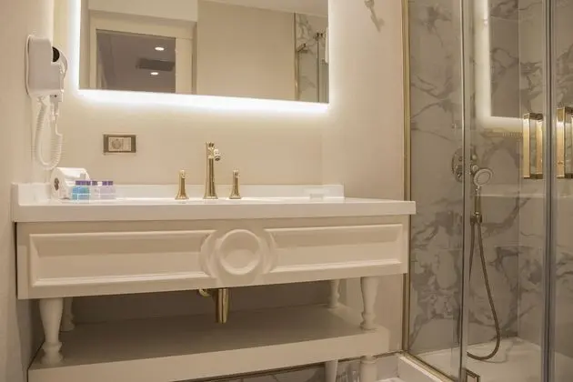 Bathroom sink