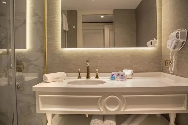 Bathroom sink