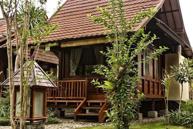 Twin Bungalow, Garden View