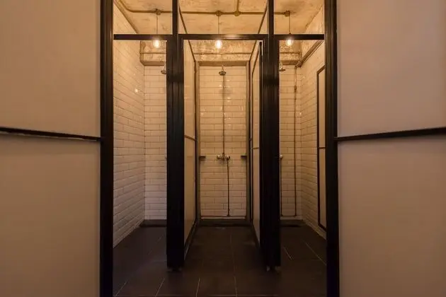 Üç Kişilik Oda, Ortak Banyo