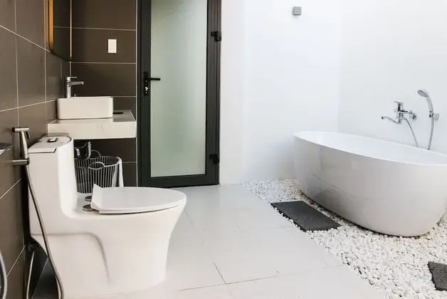 Deluxe Tek Büyük Yataklı Oda, Küvet, Bahçe Manzaralı