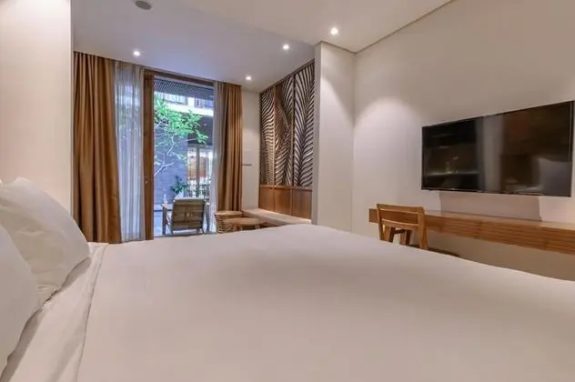 Stüdyo, Havuz Kenarı