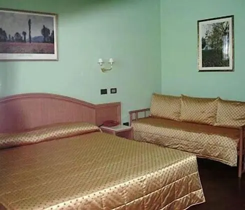 Üç Kişilik Oda
