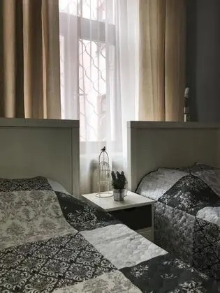 İki Ayrı Yataklı Oda, Ortak Banyo