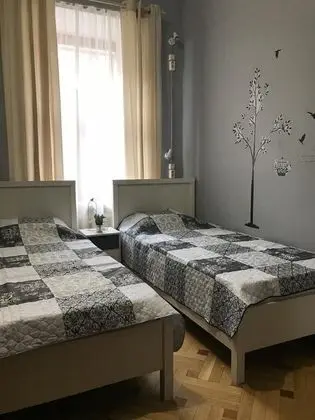 İki Ayrı Yataklı Oda, Ortak Banyo