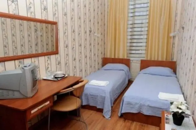 İki Ayrı Yataklı Oda, Ortak Banyo