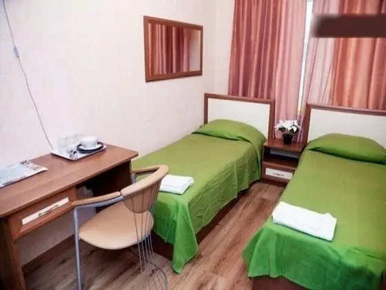 İki Ayrı Yataklı Oda, Ortak Banyo