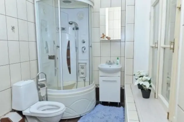 İki Ayrı Yataklı Oda, Ortak Banyo