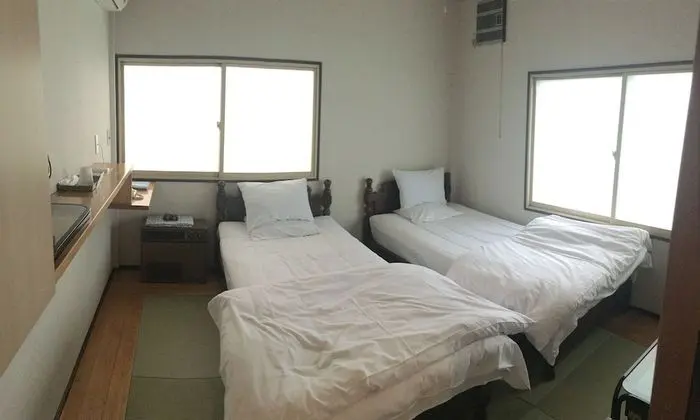 İki Tek Kişilik Yataklı
