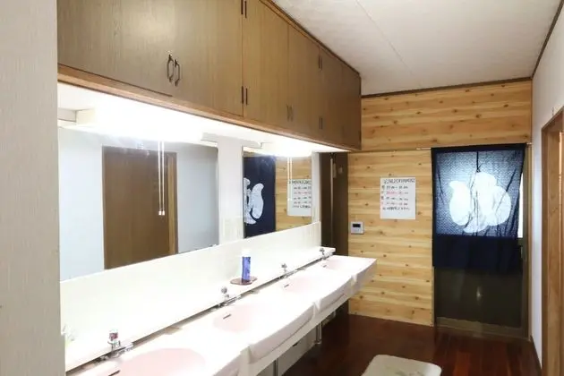 Ortak Ranzalı Oda, Sadece erkekler için, Ortak Banyo