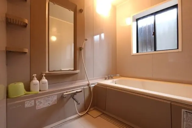 İki Ayrı Yataklı Oda, Ortak Banyo