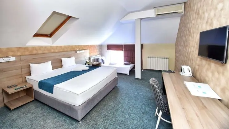 Triple room with parking spot