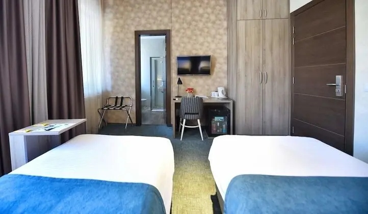 Twin room with parking spot