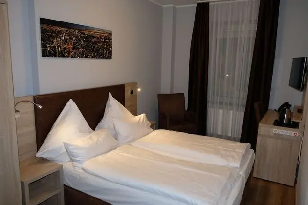 City Tek Büyük Yataklı Oda