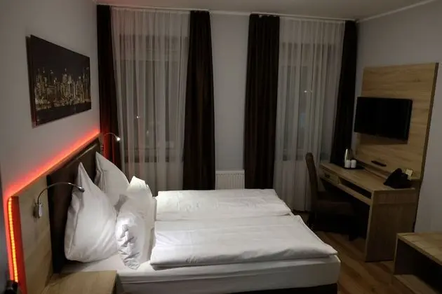 City Tek Büyük Yataklı Oda