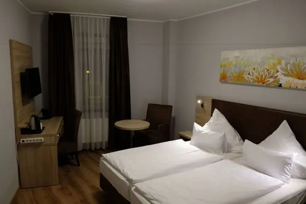 City Tek Büyük Yataklı Oda