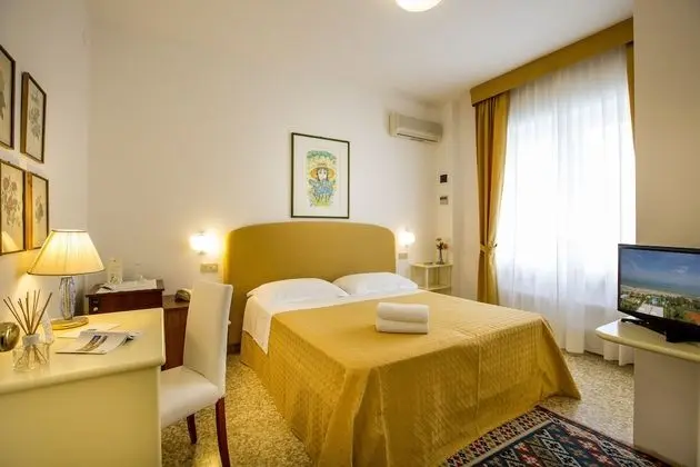 Büyük Yataklı Tek Kişilik Oda