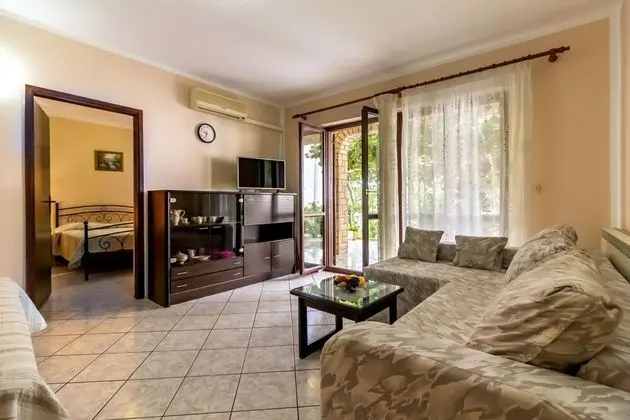 Apart Daire (Mir - 50m from the sea - A1(2+2))