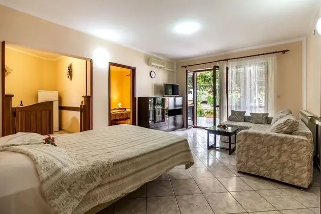 Apart Daire (Mir - 50m from the sea - A1(2+2))