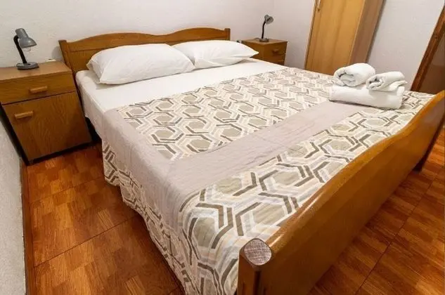 Apart Daire (Mir - family apartments with garden t)