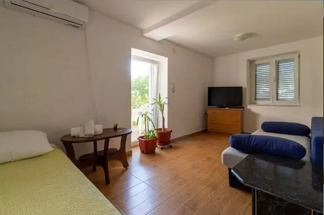 Apart Daire (Mir - family apartments with garden t)