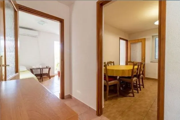 Apart Daire (Mir - family apartments with garden t)