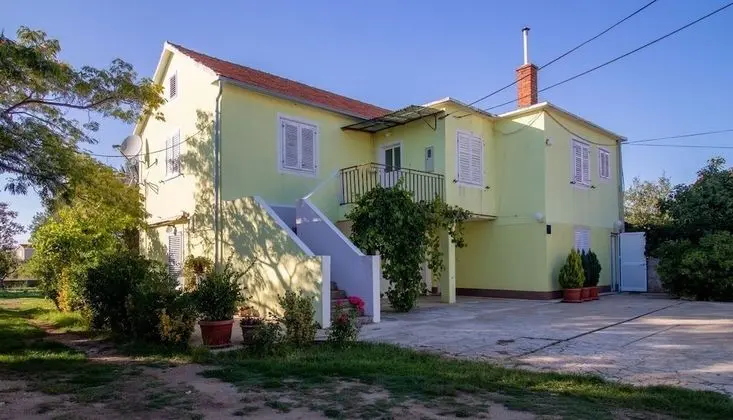 Apart Daire (Mir - family apartments with garden t)