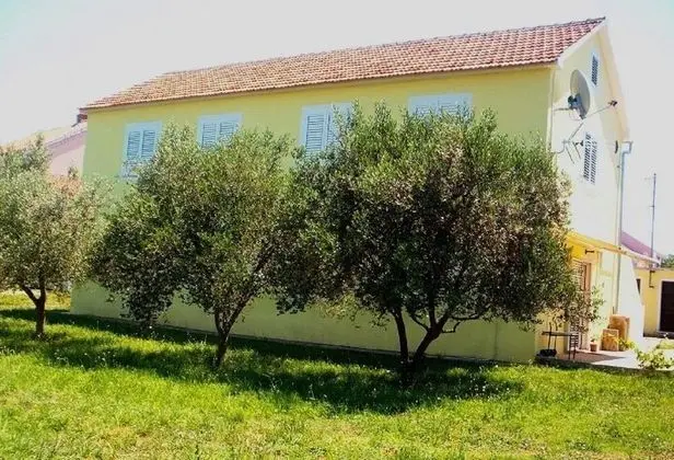 Apart Daire (Mir - family apartments with garden t)