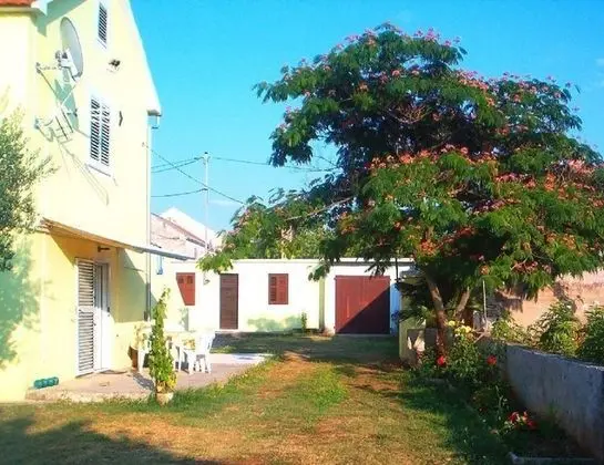 Apart Daire (Mir - family apartments with garden t)