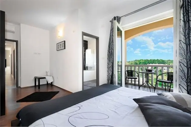 Villa, 4 Yatak Odası, Özel Banyo, Havuz Manzaralı