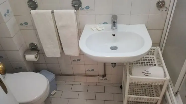 Üç Kişilik Oda