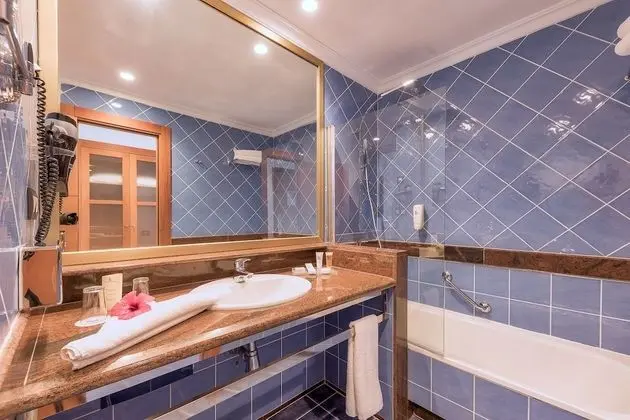 Tek Büyük veya İki Ayrı Yataklı Oda, Kısmi Deniz Manzaralı (Lateral)